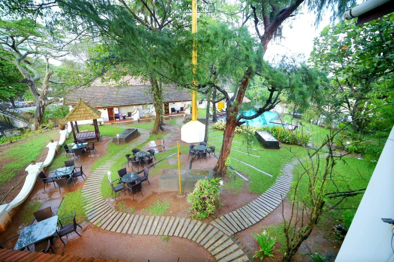 Old Lighthouse Bristow Hotel , Fort Kochi Exteriör bild