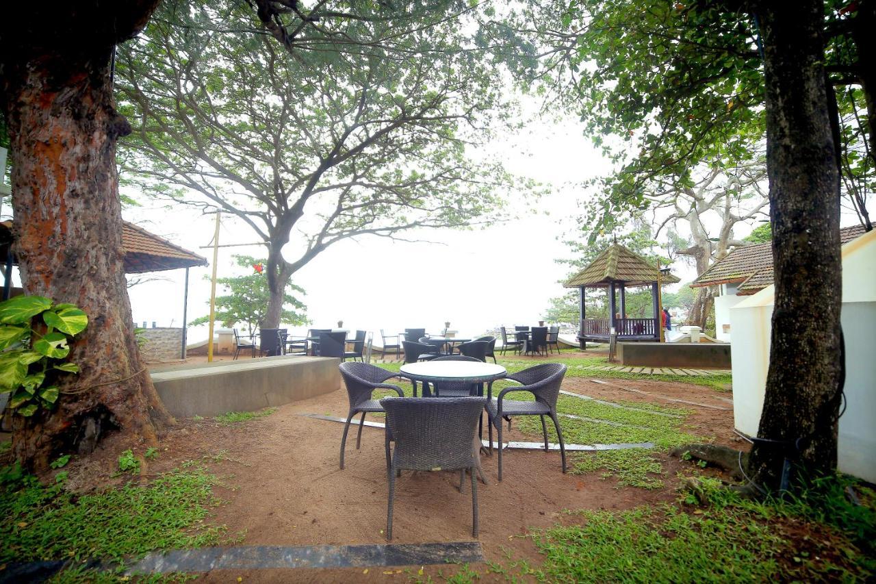 Old Lighthouse Bristow Hotel , Fort Kochi Exteriör bild