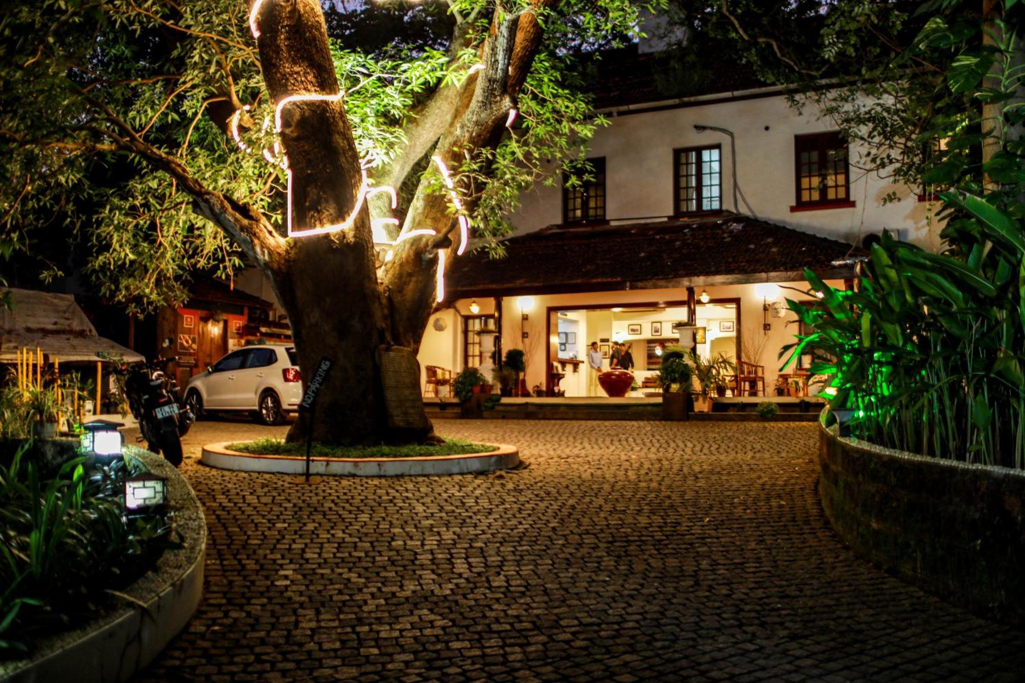 Old Lighthouse Bristow Hotel , Fort Kochi Exteriör bild